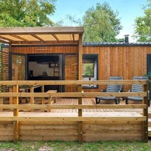 Terrasse en bois avec salon extérieur au Mobil Home Premium 3 ch Camping 5 Biscarrosse Mayotte F62