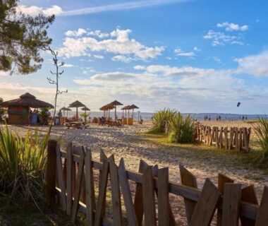Accès plage avec parasols et pinède au Mobil Home Premium 3 ch Camping 5 Biscarrosse Mayotte F62