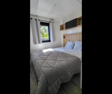 Chambre avec lit double et fenêtre dans le Mobil Home Premium 3 ch Camping 5 Biscarrosse Mayotte F63