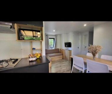 Intérieur avec cuisine et séjour du Mobil Home Premium 3 ch Camping 5 Biscarrosse Mayotte F63
