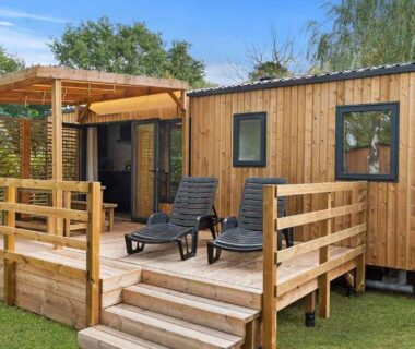 Terrasse en bois avec chaises longues au Mobil Home Premium 3 ch Camping 5 Biscarrosse Mayotte F63