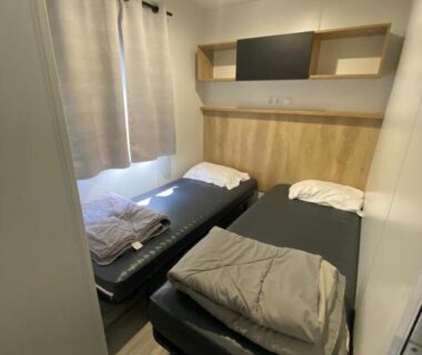 Chambre avec deux lits simples dans le Mobil-Home Premium 6 couchages
