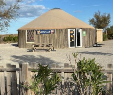 Espace central avec yourte Kids Club et tables au Mobil-Home Premium 6 couchages