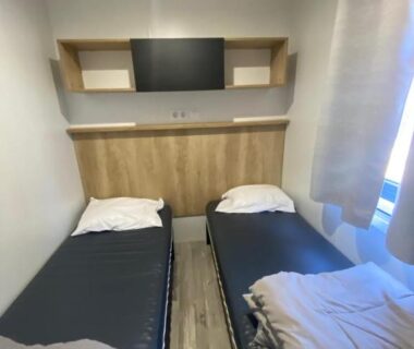 Chambre avec deux lits simples dans le Mobil-Home Premium 6 couchages