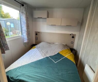 Chambre avec lit double dans le Mobil Home Premium Camping Mayotte 5 CLIM TV LV R096