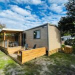 Terrasse en bois avec chaises longues au Mobil Home Premium Camping Mayotte 5 CLIM TV LV R096