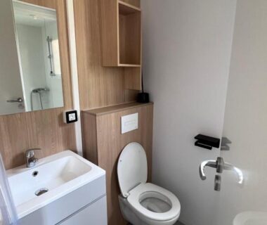 Salle de bains avec lavabo et WC dans le Mobil Home Premium Camping Mayotte 5 CLIM TV LV R096