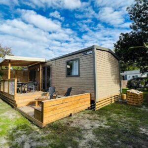 Terrasse en bois avec chaises longues au Mobil Home Premium Camping Mayotte 5 CLIM TV LV R096