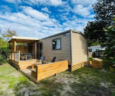 Terrasse en bois avec chaises longues au Mobil Home Premium Camping Mayotte 5 CLIM TV LV R096