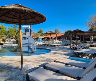 Espace piscine avec transats et parasols au Mobil Home Premium Camping Mayotte 5 CLIM TV LV R096