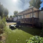 Terrasse en bois et coin détente dans le jardin au Mobil Home SIBLU VALRAS PLAGE