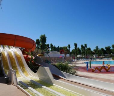 Zone aquatique avec toboggans et piscine au Mobil Home SIBLU VALRAS PLAGE