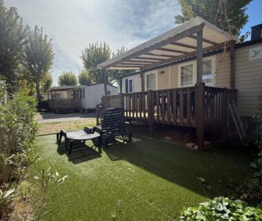 Terrasse en bois et coin détente dans le jardin au Mobil Home SIBLU VALRAS PLAGE