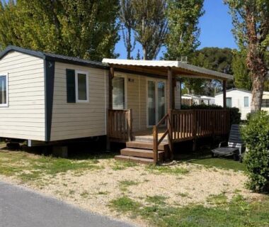 Terrasse couverte en bois devant mobil home du Mobil Home SIBLU VALRAS PLAGE
