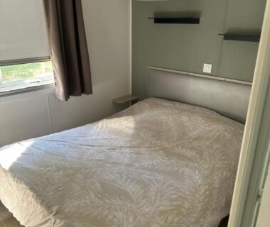 Intérieur chambre avec lit double dans le Mobil Home SIBLU VALRAS PLAGE