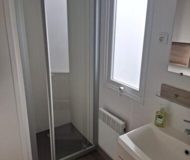 Salle de douche avec cabine et lavabo dans le Mobil-Home SIBLU VALRAS PLAGE chez Eric & Céline