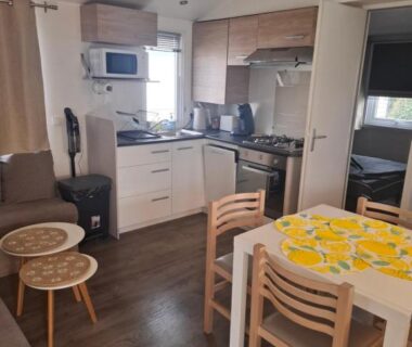 Intérieur avec coin cuisine et coin repas du Mobil-Home SIBLU VALRAS PLAGE chez Eric et Céline