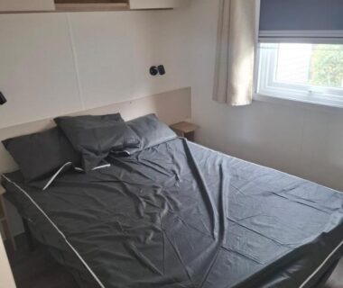Chambre avec lit double et fenêtre dans le Mobil-Home SIBLU VALRAS PLAGE chez Eric et Céline
