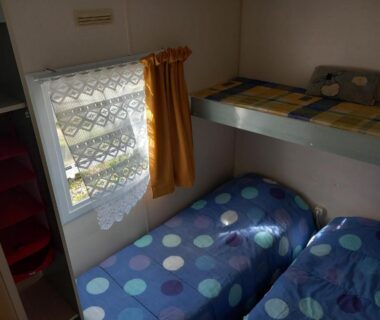 Chambre avec deux lits simples et lit superposé dans le Mobil-Home The Duck