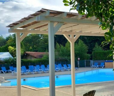 Piscine extérieure avec pergola et rangée de transats au Mobil-Home The Duck