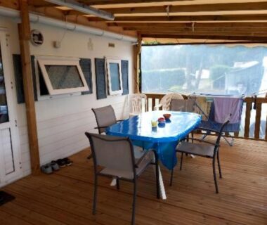 Terrasse couverte avec table et chaises du Mobil-Home The Duck