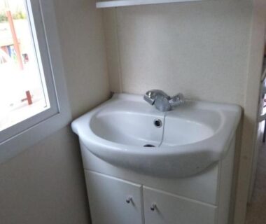 Salle d'eau avec lavabo et meuble dans le Mobil-Home The Duck