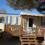 Terrasse en bois avec chaises et escalier du Mobil Home Tous confort a Canet Plage