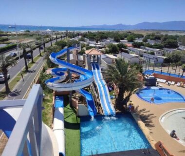 Aire aquatique avec toboggans et bassins au Mobil Home Tous confort a Canet Plage