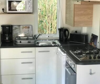 Cuisine équipée avec cuisinière et évier dans le Mobil Home Tous confort a Canet Plage