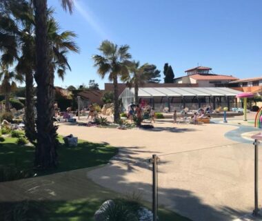 Espace piscine et transats au Mobil Home Tous confort à Canet Plage