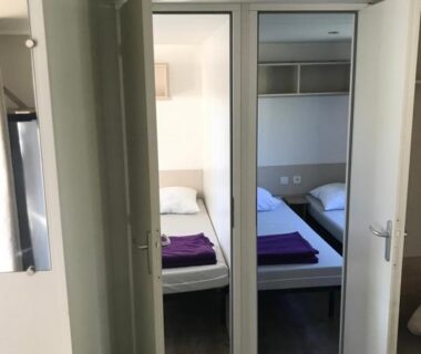 Intérieur avec armoire miroir et deux lits du Mobil Home Tous confort a Canet Plage