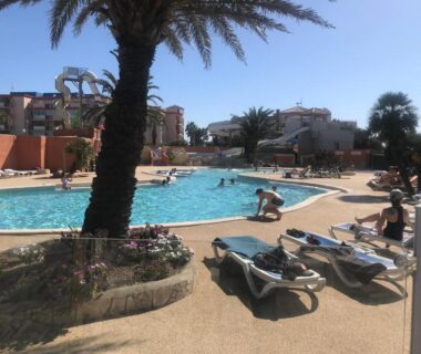 Piscine et transats au Mobil Home Tous confort a Canet Plage