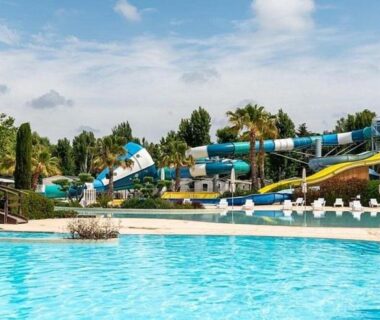 Piscine avec toboggans et transats au Mobil-Home VI07 Camping La Carabasse VIAS-PLAGE