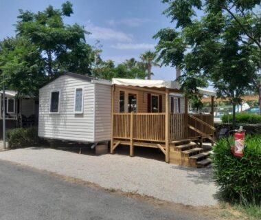 Mobil-home avec terrasse en bois sur emplacement ombragé du Mobil-Home VI07 Camping La Carabasse VIAS-PLAGE