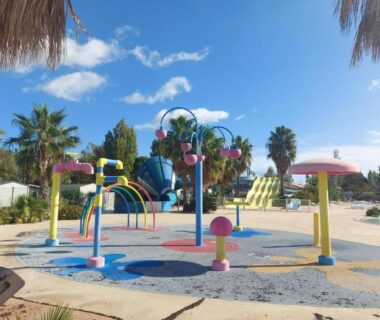 Aire aquatique extérieure avec toboggans et jets d'eau au Mobil-Home VI07 Camping La Carabasse VIAS-PLAGE