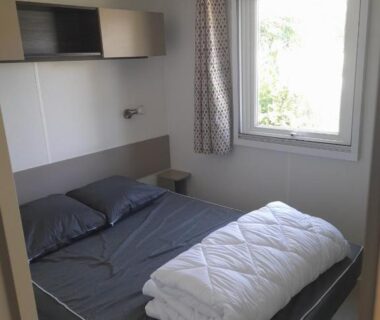 Chambre avec lit double et fenêtre du Mobil-Home VI07 Camping La Carabasse VIAS-PLAGE