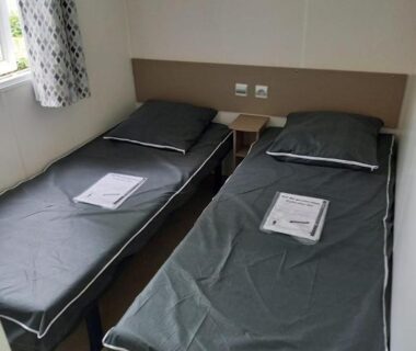 Chambre avec deux lits simples dans le Mobil Home Vias plage La Carabasse terrasse fermée hors saison