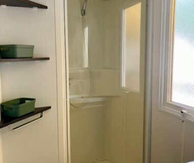 Salle de bain avec douche cabine du Mobil Home Vias plage La Carabasse