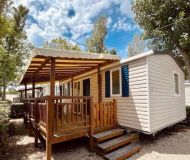 Terrasse couverte et escaliers devant mobil home du Mobil Home Vias plage La Carabasse terrasse fermée hors saison