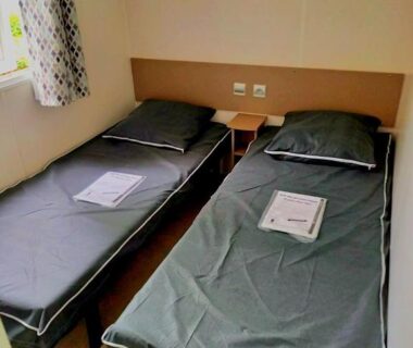 Chambre avec deux lits simples dans le Mobil Home Vias plage La Carabasse