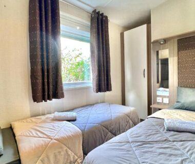 Chambre avec lits simples et fenêtre dans le mobil-home Victory Camping Siblu 4****