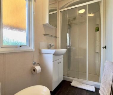 Salle de bain avec douche et lavabo dans le mobil-home Victory Camping Siblu 4****