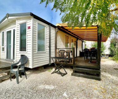 Terrasse ombragée avec salon extérieur et chaises du Mobil-Home Victory Camping Siblu 4****