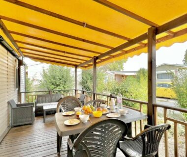 Terrasse couverte avec table et chaises du Mobil-Home Victory Camping Siblu 4****