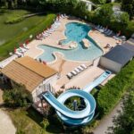 Piscine extérieure avec toboggan et transats au Mobil Home XXL 4 chambres du Camping Country Park