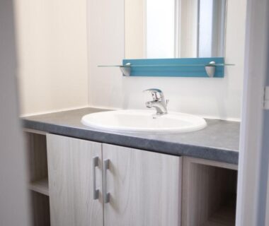 Salle de bains avec lavabo et plan vasque du Mobil Home XXL 4 chambres Camping Country Park