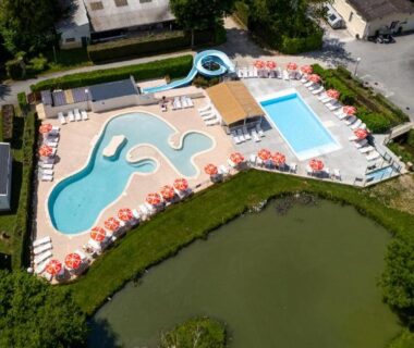 Piscine avec toboggan et plan d'eau au Camping Country Park Mobil Home XXL 4 chambres