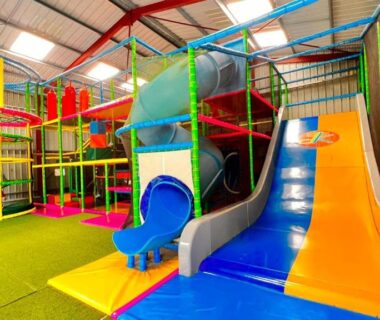 Aire de jeux couverte avec toboggans et structures d'escalade au Mobil Home XXL 4 chambres Camping Country Park