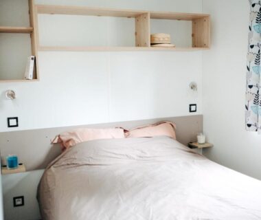 Intérieur chambre avec lit double et étagères du Mobil Home XXL 4 chambres au Camping Country Park