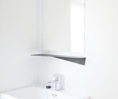 Salle de bain avec lavabo et miroir du Mobil Home XXL 4 chambres au Domaine du Koukano